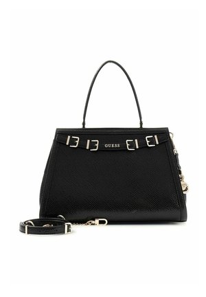 Sac à main en cuir noir texturé avec accents de boucle argentée, poignée supérieure, bandoulière amovible et logo "GUESS" à l'avant.