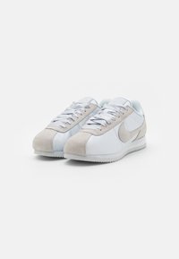Nike Sportswear CORTEZ SE TREND - Sneaker low - pure platinum/platinum