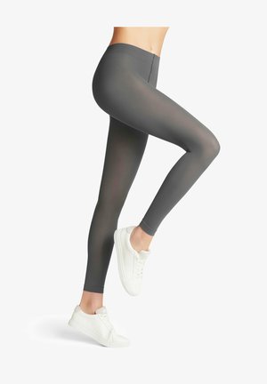 Grijze leggings van een soepele, rekbare stof, met een hoge tailleband en een aansluitend ontwerp, gecombineerd met witte sneakers.