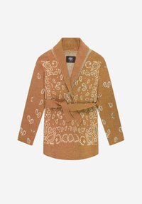 Cardigan marron avec un col châle, arborant un motif paisley blanc décoratif et une ceinture assortie. Texture douce et coupe décontractée.