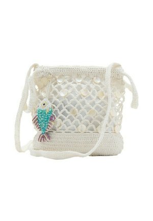 Sac bandoulière blanc en crochet orné de coquillages et d'un pendentif poisson coloré en perles sur fond blanc.