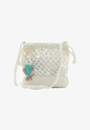 Borsa a tracolla bianca all'uncinetto con decorazioni a conchiglia e un colorato ciondolo a forma di pesce con perline su sfondo bianco.