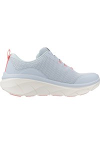Scarpa sportiva azzurra chiara con tomaia in rete testurizzata, dettagli fucsia e una spessa suola bianca, dotata di collarino imbottito e chiusura con lacci.