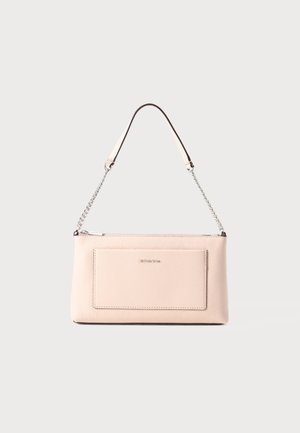 Helle rosa Leder-Schultertasche mit silberner Kettenriemen und einer Fronttasche, die mit einem kleinen goldenen Markenlogo geprägt ist.