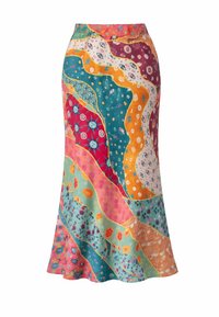 Μακριά, πολύχρωμη φούστα με κυματιστά μοτίβα πατς, που περιλαμβάνουν λουλούδια, σπείρες, τελείες και αφηρημένα σχήματα σε τυρκουάζ, κόκκινο, πορτοκαλί, ροζ και μοβ.