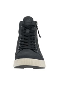 Baskets montantes en cuir noir avec surface texturée, lacets plats, fermeture éclair latérale et semelle en caoutchouc blanc avec détail nervuré.
