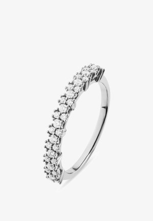 Silberner Ring mit einer Reihe kleiner runder Diamanten, eingefasst in Krappenfassung, glatte polierte Ringschiene, schlanke Form und klarer Glanz.