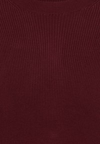 Burgundské rib hodnocené úpletové látky s kulatým výstřihem a měkkou strukturou, se stálým vzorem po celém materiálu.