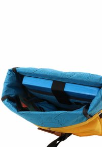 Mochila con un exterior amarillo y un interior azul que presenta un patrón topográfico, conteniendo un objeto azul asegurado con una correa negra.