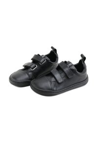 Zapatos de cuero negros con dos correas de velcro, puntera texturizada, forma redondeada y lengüeta en el talón para ponerlos fácilmente.