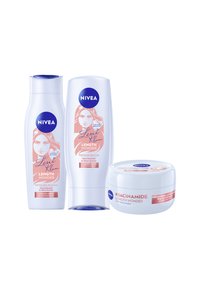 Drei NIVEA-Haarpflegeprodukte: eine Shampoo-Flasche, eine Spülung-Flasche und eine runde Haarkur, die alle ein hellblaues Design mit rosa Akzenten aufweisen.