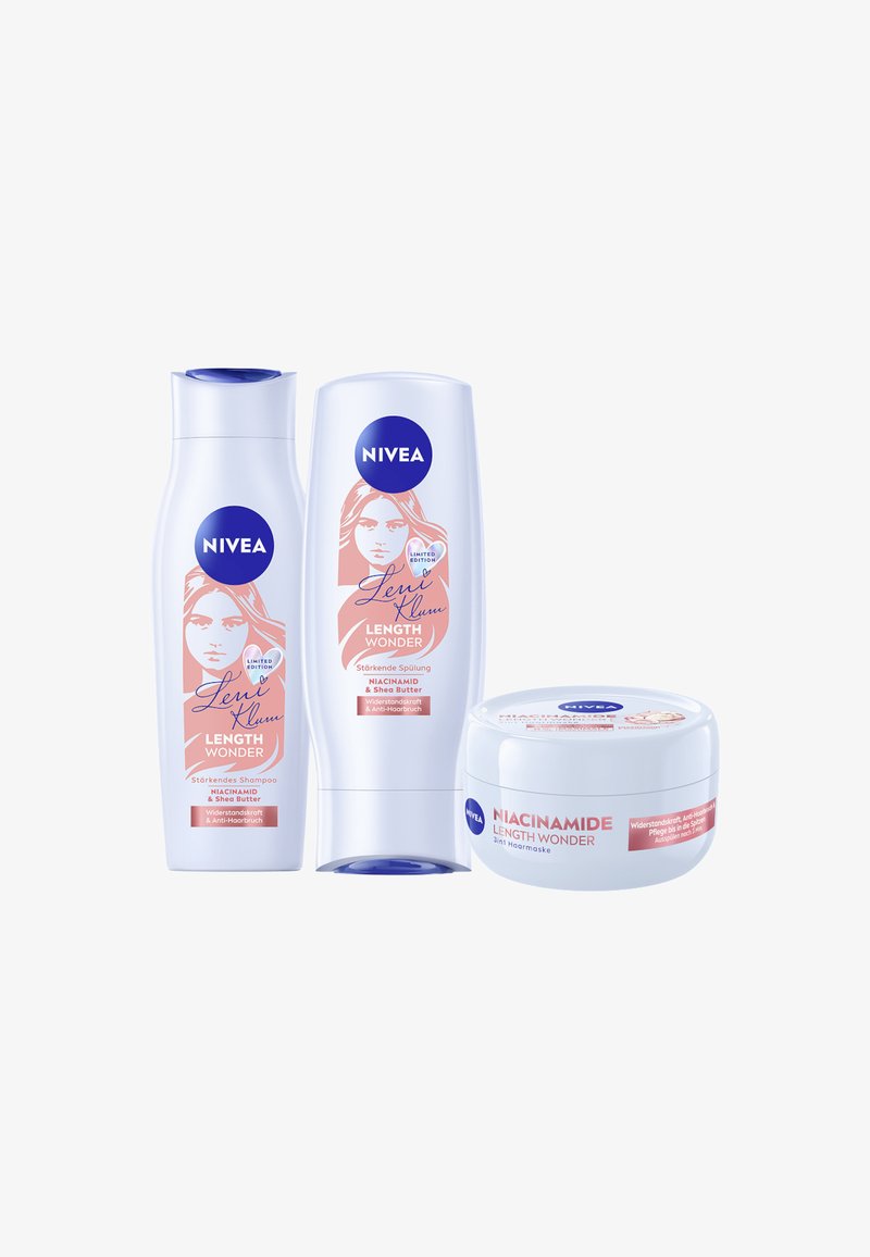Drei NIVEA-Haarpflegeprodukte: eine Shampoo-Flasche, eine Spülung-Flasche und eine runde Haarkur, die alle ein hellblaues Design mit rosa Akzenten aufweisen.