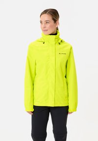 Veste imperméable jaune vif avec capuche, cordons de serrage ajustables et fermeture éclair sur le devant. Présente un logo sur la poitrine et des poignets élastiques.