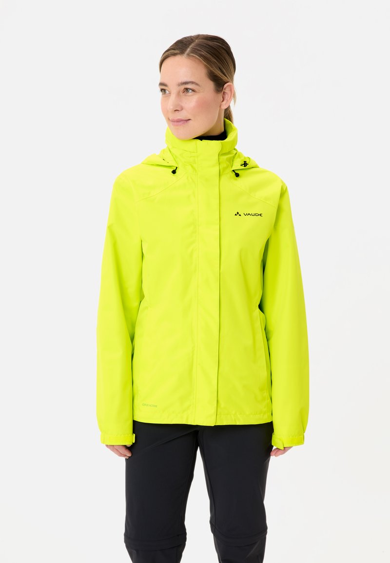 Veste imperméable jaune vif avec capuche, cordons de serrage ajustables et fermeture éclair sur le devant. Présente un logo sur la poitrine et des poignets élastiques.