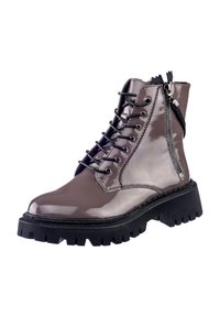 Bottine en cuir verni gris avec semelle épaisse noire, lacets à l'avant et fermeture zippée sur le côté. Détails de couture le long des bords.