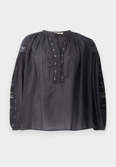 Blouse noire avec un col haut, un devant boutonné et de longues manches ballon. Présente un tissu transparent à motifs sur les épaules et les poignets. Texture douce.