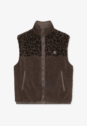 Bruine fleecevest met volledige ritssluiting, hoge kraag, twee voorzakken en luipaardprint op de bovenborst en schouders.