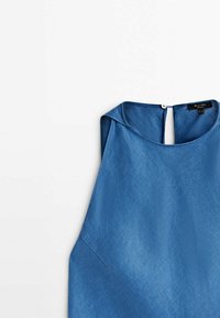 Haut sans manches en lin bleu avec encolure ronde et fermeture par bouton dans le dos, présenté sur fond blanc.