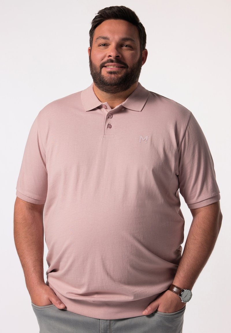 Lys pink polo med korte ærmer, tre-knaps placket og et subtilt logo på brystet. Glat tekstur med en afslappet pasform.