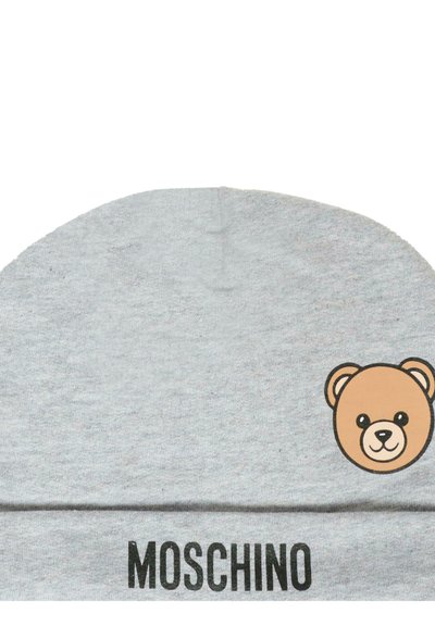 Berretto grigio a maglia con risvolto, decorato con una grafica di un orso marrone e il nome del marchio "MOSCHINO" in testo nero lungo il risvolto.