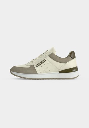Baskets basses décontractées beige et taupe, avec laçage à l’avant, panneau latéral perforé et étiquette de marque sur le côté.