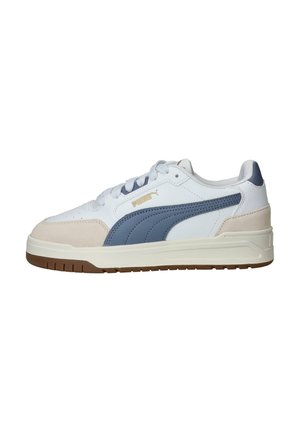 Witte en beige Puma sneaker met blauwe streep en gumzool, lage sneaker met vetersluiting, zijaanzicht op witte achtergrond.