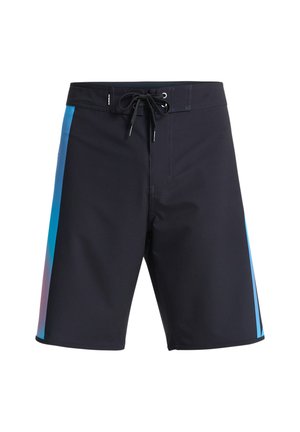 Schwarze Badeshorts mit Kordelzug in der Taille, versehen mit blauen, verlaufenden Seitenteilen und einem einfarbigen dunklen Körper. Hergestellt aus leichtem, schnell trocknendem Material.