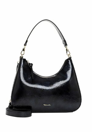 Sac à main en cuir synthétique noir avec une finition brillante, forme incurvée, bandoulière amovible et détails en métal doré.