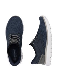 Baskets bleu marine avec tige en maille et accents gris. Comprend des lacets ronds, des semelles rembourrées et des panneaux latéraux texturés.