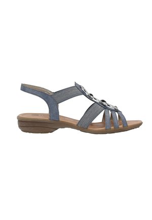 Sandale en jean bleu avec un talon bas, dotée de plusieurs brides et d'un accent argenté. La semelle intérieure est texturée pour le confort.