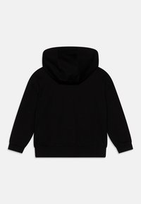 Svart hoodie med en rymlig huva, ribbade ärmslut och nederkant. Tillverkad av mjukt material, har en minimalistisk design utan synliga logotyper.