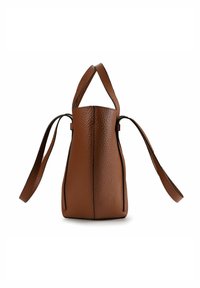 Borsa a mano in pelle marrone con trama, design affusolato, doppie maniglie e cinghie regolabili. Presenta cuciture visibili e una base robusta.