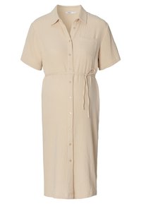 Beżowa sukienka na guziki wykonana z teksturowanej tkaniny, z krótkimi rękawami, wiązanym w talii pasem i kieszenią na piersi. Klasyczny prosty krój.