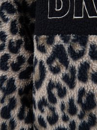 Fleece w panterkę w odcieniach beżu i czerni, z czarną łatą z białymi haftowanymi literami w dużych znakach.