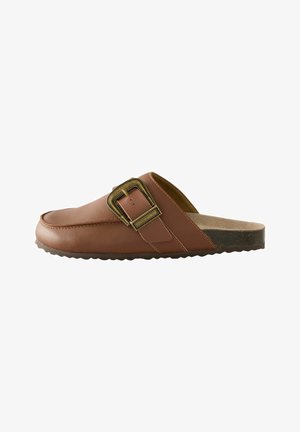 Mocassin en cuir marron avec une large sangle et un grand détail de boucle métallique. Semelle extérieure texturée et semelle intérieure rembourrée pour plus de confort.