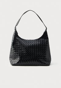 Bolsa de couro trançado preta com uma única alça de ombro, apresentando uma forma suave e curvada e um acabamento brilhante. Não há bolsos externos visíveis.