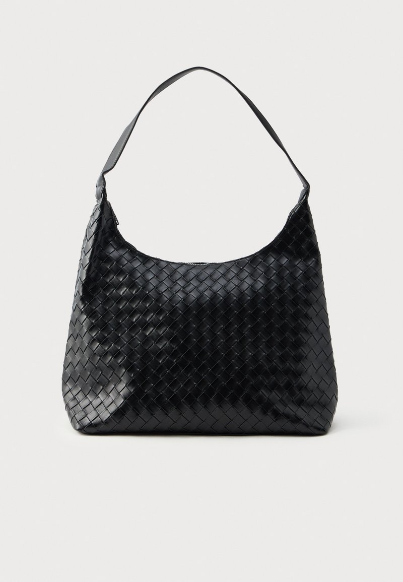 Bolsa de couro trançado preta com uma única alça de ombro, apresentando uma forma suave e curvada e um acabamento brilhante. Não há bolsos externos visíveis.