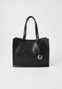 Juodos odos rankinė su plokščiais rankenomis, puošta iškilus trikampio formos logotipu, apvaliu metaliniu dizaino elementu ir tekstūruota akcentu šone.
