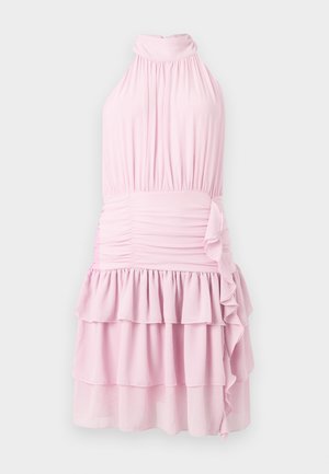 Robe rose pâle sans manches à col licou haut, taille froncée, jupe à volants en couches et détail de volants en cascade sur le côté.