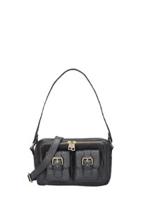 Zwarte leren crossbody tas met twee voorzakken, gouden hardware, ritssluiting, gestructureerde afwerking en een verstelbare schouderriem.