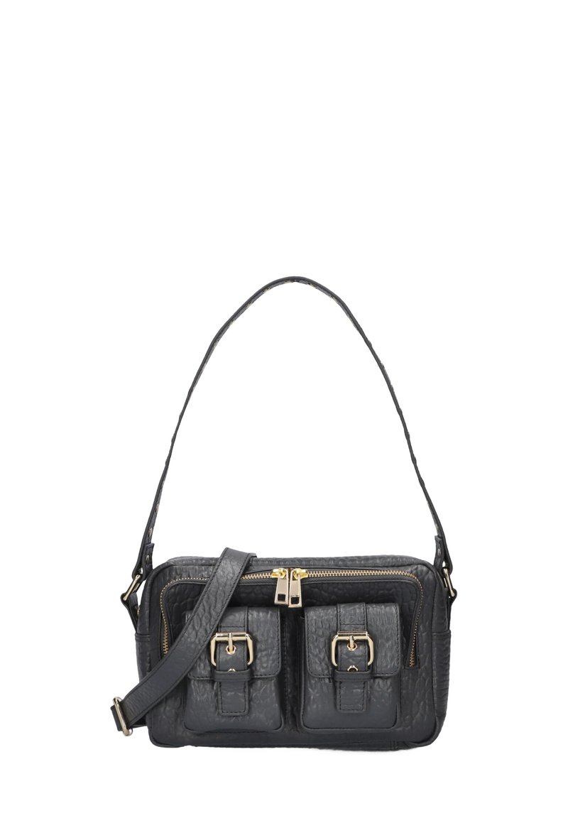 Zwarte leren crossbody tas met twee voorzakken, gouden hardware, ritssluiting, gestructureerde afwerking en een verstelbare schouderriem.