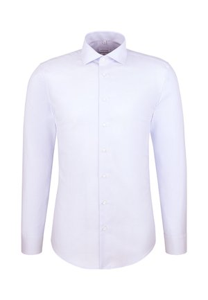 Weißes, schmal geschnittenes Langarm-Hemd für Herren mit knöpfbarem Vorderteil und klassischem Kragen auf einem einfarbigen Hintergrund.