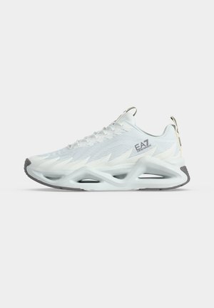 Baskets blanches EA7 Emporio Armani avec semelle intermédiaire géométrique, empeigne en mesh, fermeture à lacets et logo de la marque sur le côté et sur la languette.