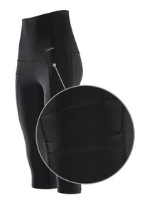 Mustat capri-legginssit korkealla vyötäröllä, joissa on sivutasku ja näkyvät ompeluominaisuudet. Sileä rakenne läheisessä istuvuudessa.
