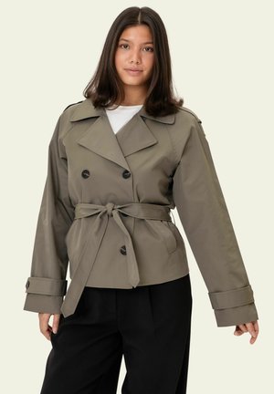 Zelenoolivový trenčkot s opaskom, dvojradovým zapínaním, širokými klopami a manžetami na rukávoch. Hladká látka s gombíkovými detailmi.
