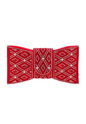 Rødt stofsløjfe med symmetriske geometriske diamantmønstre, pyntet med små hvide og sølvfarvede perler og krystaller.