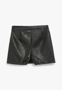 Sorte faux læder shorts med et tekstureret slangeprint, der har forknytte og en høj talje. Designet er slankt og skræddersyet.