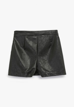 Pantalones cortos de imitación cuero negros con un patrón texturizado de serpiente, que presentan pliegues frontales y una cinturilla alta. El diseño es elegante y ajustado.