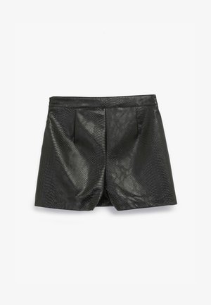 Shorts neri in ecopelle con motivo a serpente testurizzato, dotati di pieghe frontali e di una vita alta. Il design è elegante e su misura.