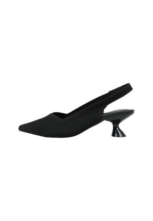Zapato slingback negro puntiagudo con parte superior de tela texturizada y tacón bajo acampanado.